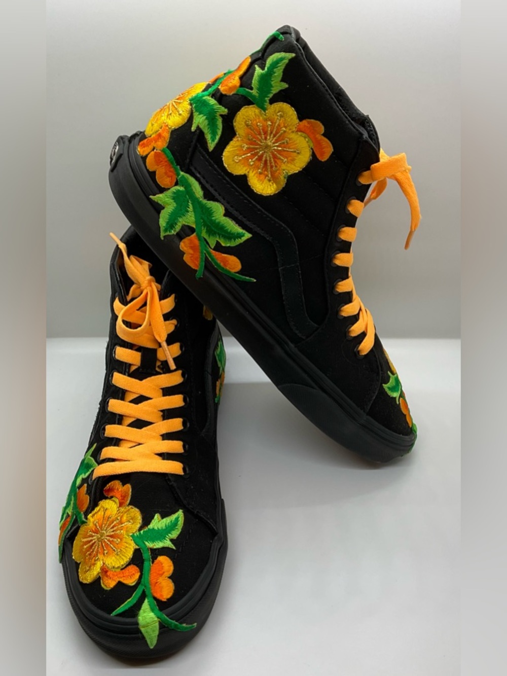 CUSTOM Vans SK8 Hi-Tops in black with beautiful embroidered flowers women’s 9.5 - Picture 2 of 8